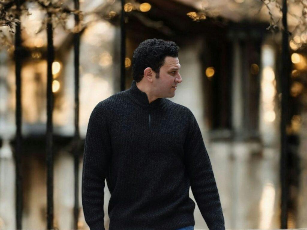 Man wearing a black jumper in a casual outfit